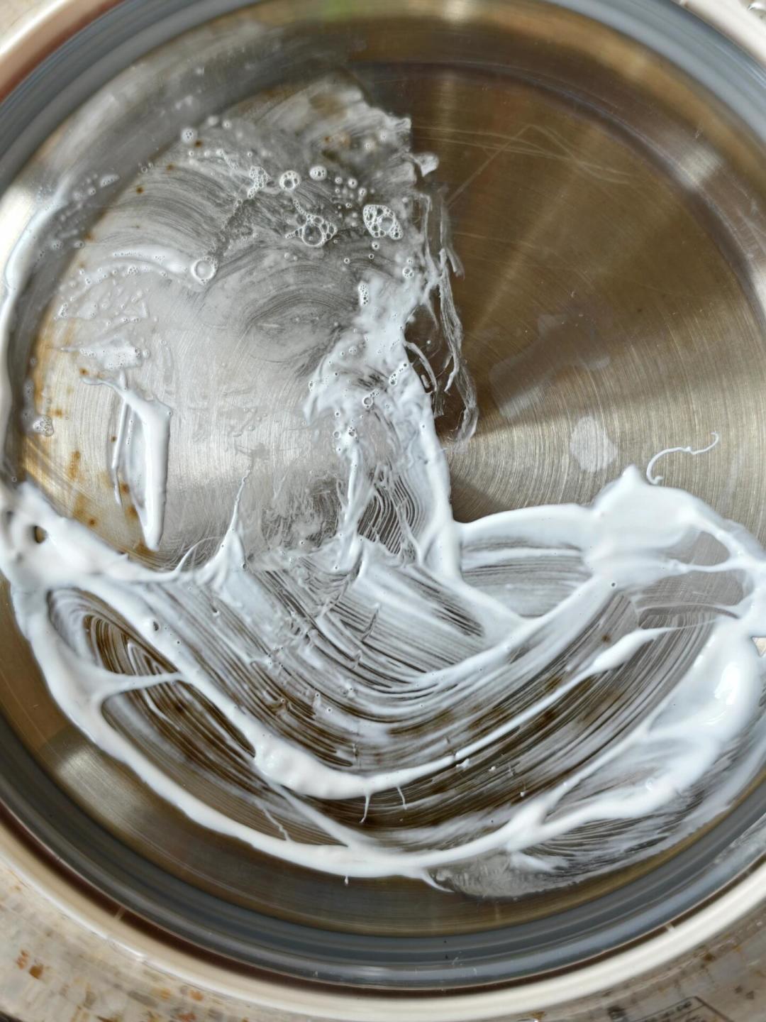 壶底的斑点别急着用钢丝球刷:先煮一遍醋,分清是水垢还是锈点
