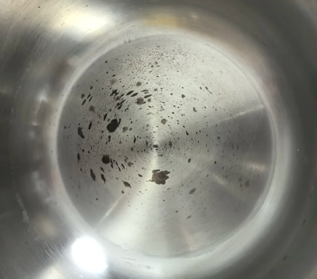 壶底的斑点别急着用钢丝球刷:先煮一遍醋,分清是水垢还是锈点