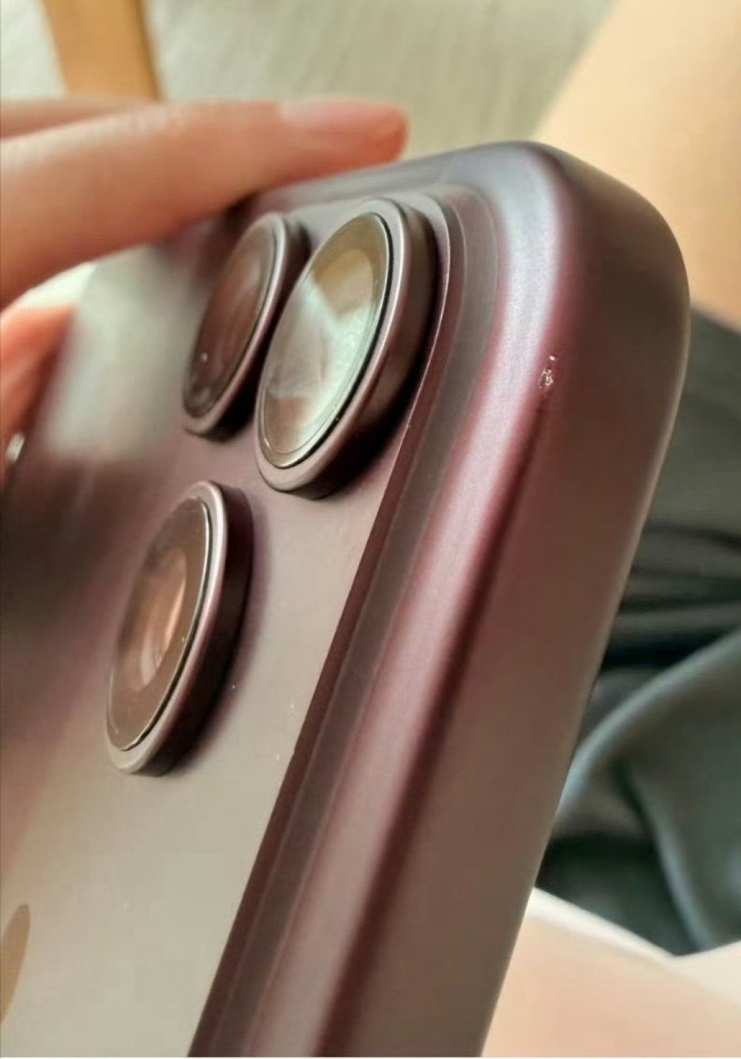 iPhone 18 Pro首摔把维修价目表摔上了热搜:核完换屏2698、坐弯报价6000+、AC+1799的回本模型,和这代第三方扩容变砖的新坑,这份「裸机党·壳膜党·手滑党·扩容党·年年焕新党」分人群决策表请在60天窗口期内算好