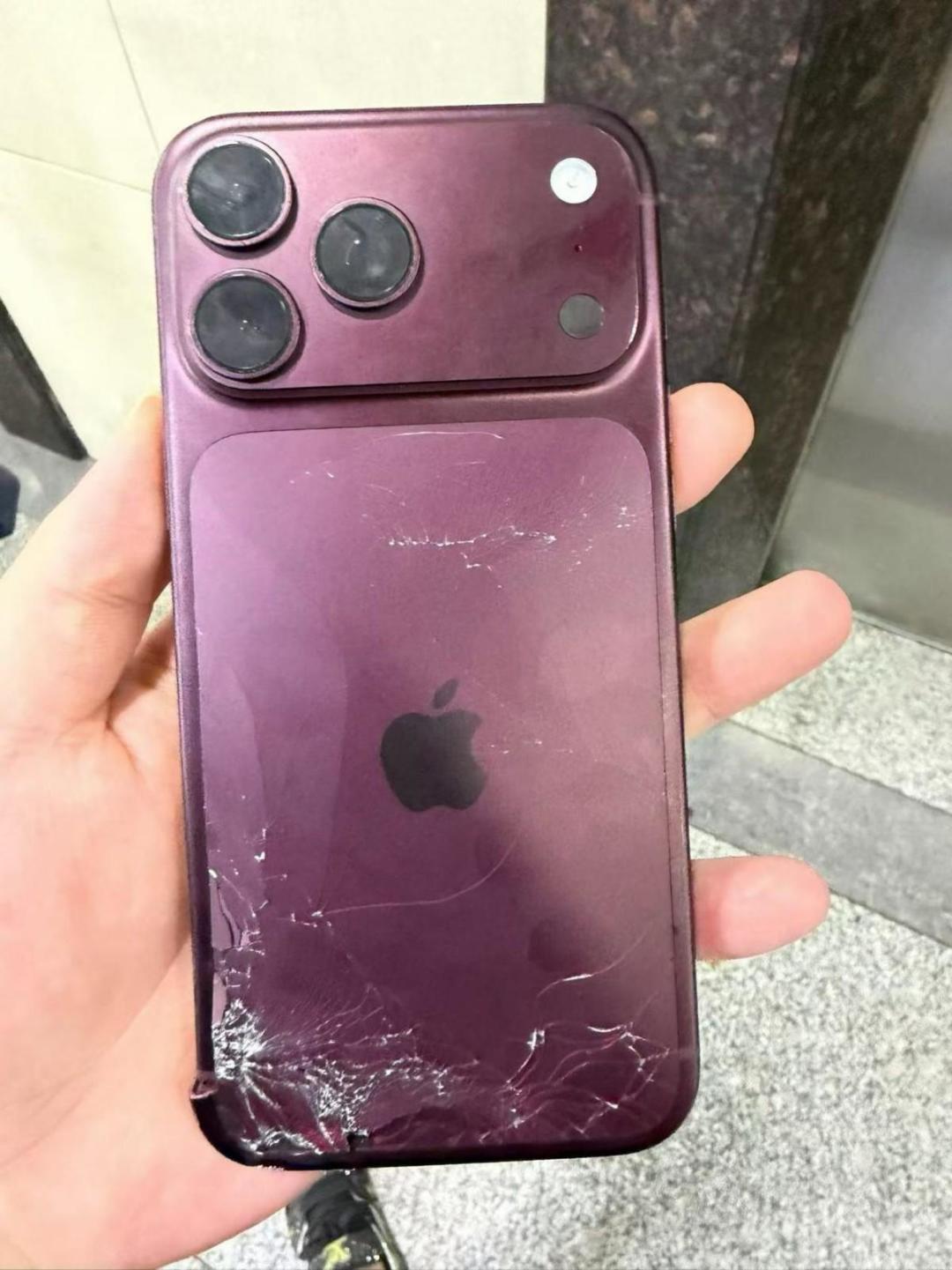 iPhone 18 Pro首摔把维修价目表摔上了热搜:核完换屏2698、坐弯报价6000+、AC+1799的回本模型,和这代第三方扩容变砖的新坑,这份「裸机党·壳膜党·手滑党·扩容党·年年焕新党」分人群决策表请在60天窗口期内算好
