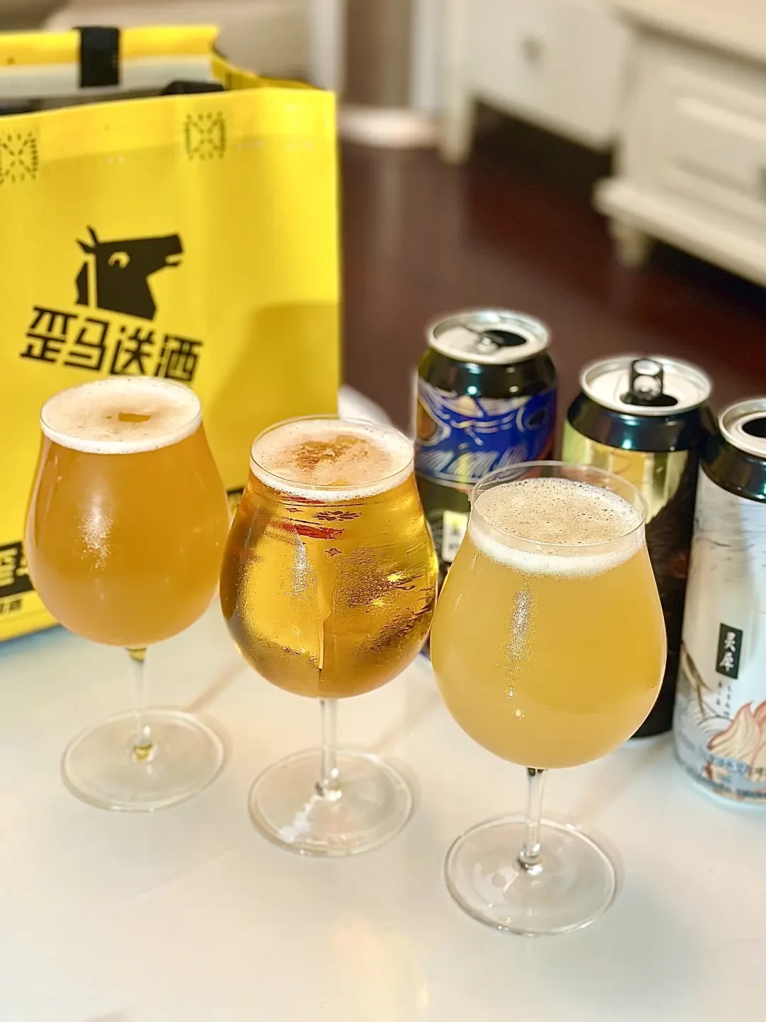 离中秋1天,歪马那三罐刷屏的精酿别急着下单:14天28篇种草帖、话术全在讲「不可能三角」、仙游三篇两分钟连发、「世界最佳」只有官号口径——但灵犀10块出头一罐,喝过的人说「挑不出毛病」——种草账、口味账、日期账、渠道账我全摆齐了,明天家宴下不下单你定