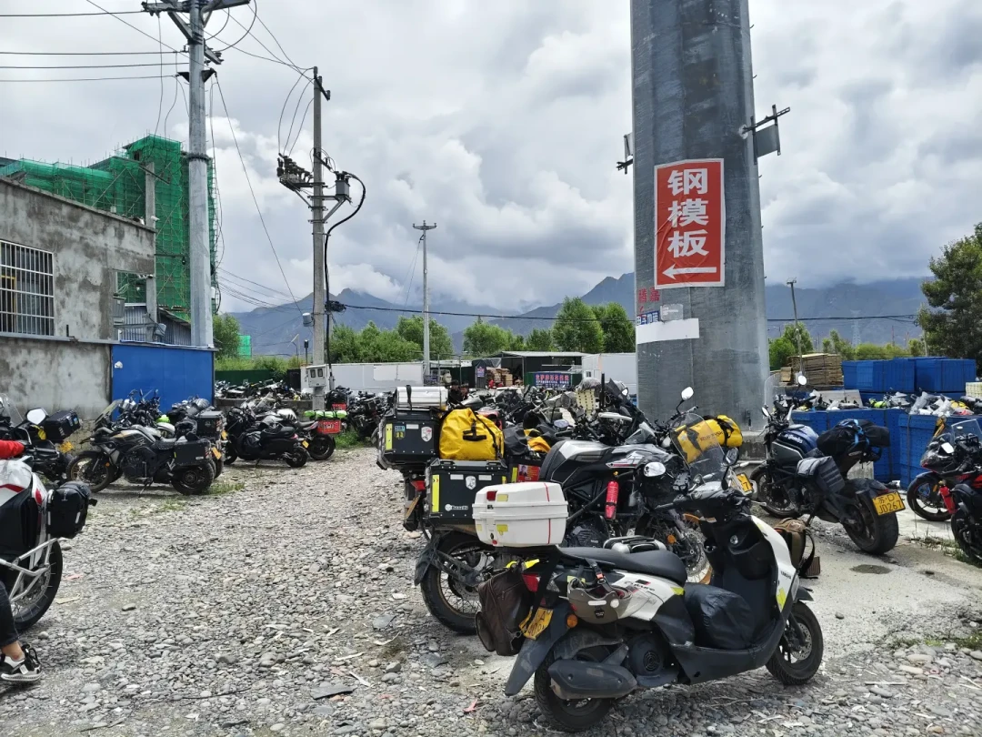 国庆返程的摩托怎么运回家:小程序估价800实收2421、物流园900公里200、中铁快运280起——托运的报价、计费、打包、理赔四本账我先对完