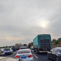 『国庆高速上被人追尾，先跟谁吵？』对完公安部"事故视频快处"36城试点3-5分钟办结的新工具、知乎1974赞"没记对方驾驶证被放鸽子三次"的全程实录、小红书97条评"报警后对方跑了、事故中队大门紧闭"的困境和"逃逸即全责"的铁律：距国庆7天，事故后第一步不是谈赔偿——车靠边、人撤离、再报警，取证、定责、私了还是代位求偿，三条路的账一次算清