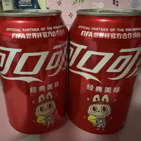 「29.9的铁皮桶，凭啥让Labubu粉丝集体冲盒马」：可口可乐×LABUBU世界杯联名礼罐全国铺货账本——隐藏罐「立罐+捏边」辨认攻略已流出、称重300g没用，去年抢不到的桶今年补货「等等党」赢了，2024款盲盒二手已半价出，收纳党、隐藏党、囤货党、等等党分头算清再动手