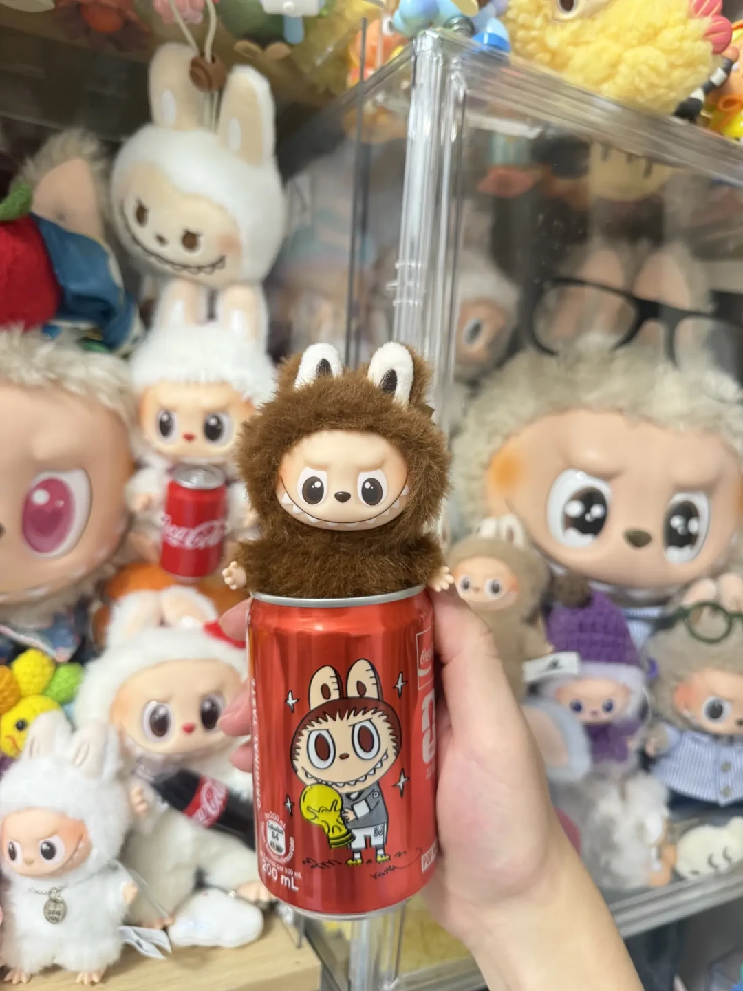 「29.9的铁皮桶,凭啥让Labubu粉丝集体冲盒马」:可口可乐×LABUBU世界杯联名礼罐全国铺货账本——隐藏罐「立罐+捏边」辨认攻略已流出、称重300g没用,去年抢不到的桶今年补货「等等党」赢了,2024款盲盒二手已半价出,收纳党、隐藏党、囤货党、等等党分头算清再动手