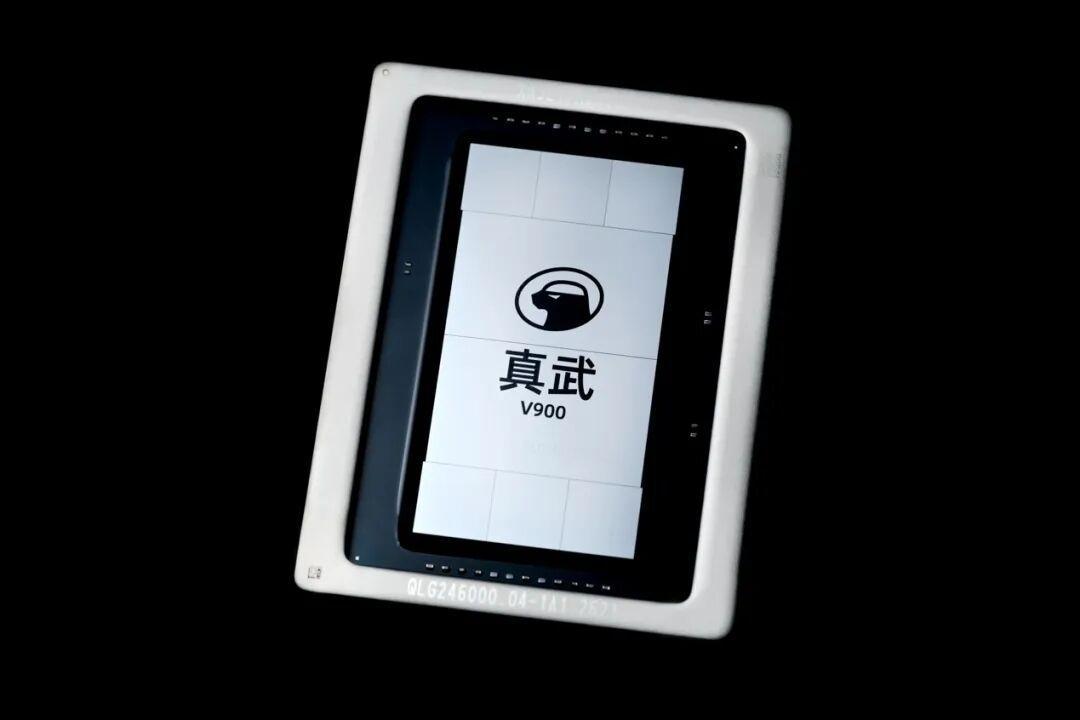 「3倍」说的是自家前代,「216GB」是博主帮你加的:讯飞旧话和云栖新图同一周刷屏——吹还是黑真武V900,先对完这三个时间点的号