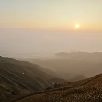 凌晨三点到吊马桩、东峰厕所穿秋裤、泰山顶50块红大衣：对完三座山这波夜爬帖，国庆这件外套是等待题，不是保暖题