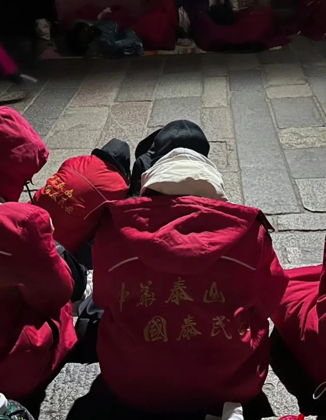 凌晨三点到吊马桩、东峰厕所穿秋裤、泰山顶50块红大衣:对完三座山这波夜爬帖,国庆这件外套是等待题,不是保暖题