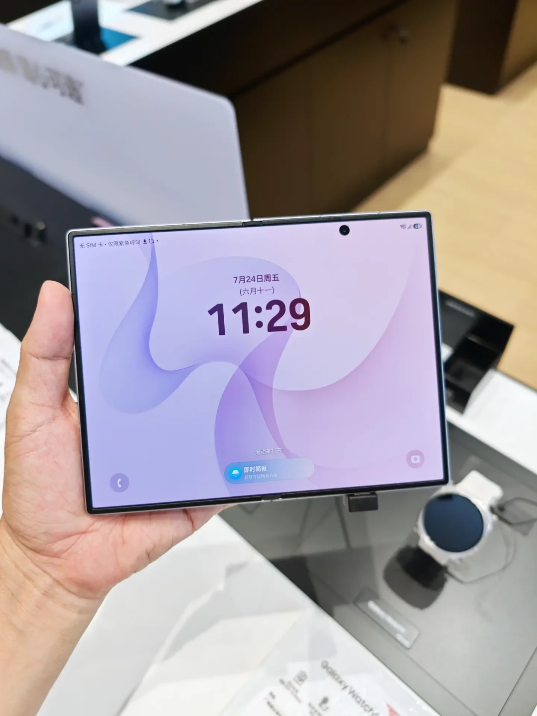 iPhone Duo定档10月16日开售：等苹果折叠的这批人，一部分已经转头买了三星Fold8——重53克、贵3000、双摄都没长焦，三笔账算完再下单