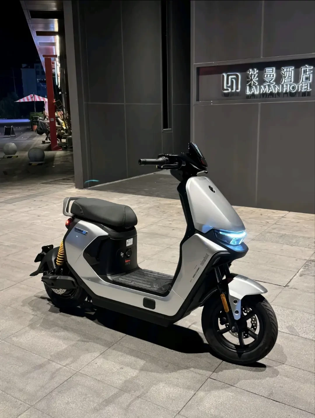 被25码憋屈满一年,想换电摩的人先别急着掏钱:考证、上牌、保险、禁摩,一本账算完再说