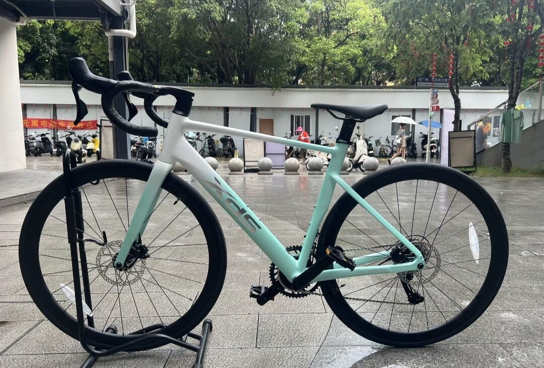 车把露着线、轮胎
