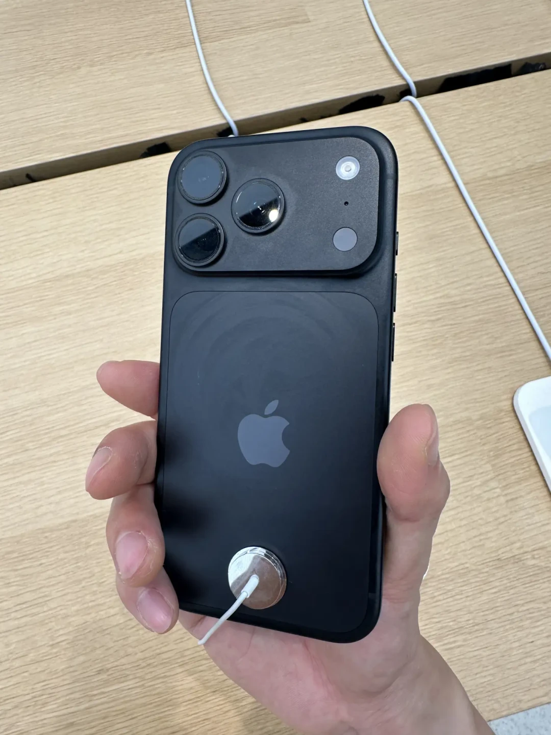iPhone 18「掉漆变形门」对账:客服称未收到反馈,到店掉漆视频却播了6.2万——真重灾区是铝中框+深色,激活前验机、分渠道退换规则和6898元维修账一次算清