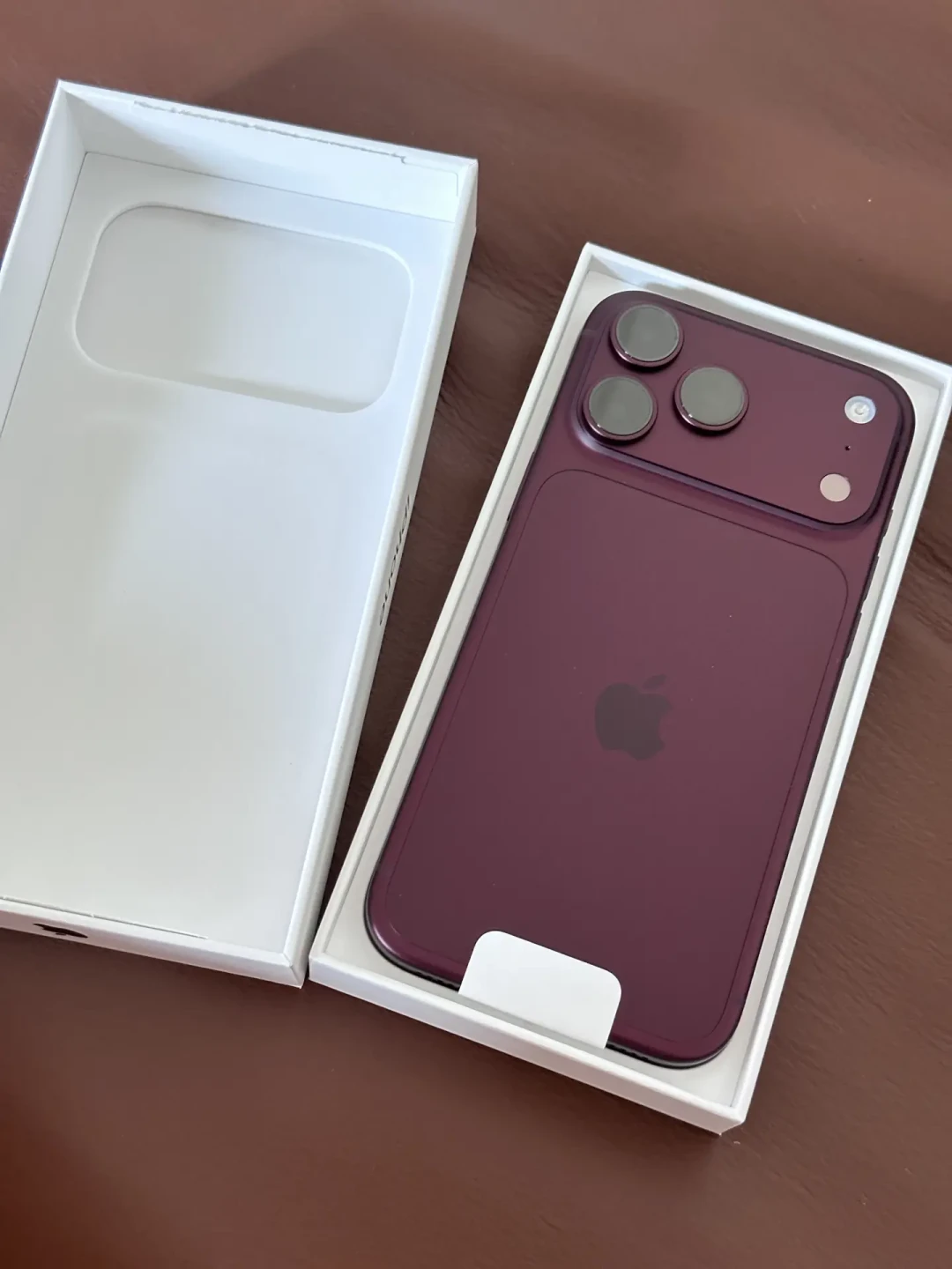 iPhone 18「掉漆变形门」对账:客服称未收到反馈,到店掉漆视频却播了6.2万——真重灾区是铝中框+深色,激活前验机、分渠道退换规则和6898元维修账一次算清