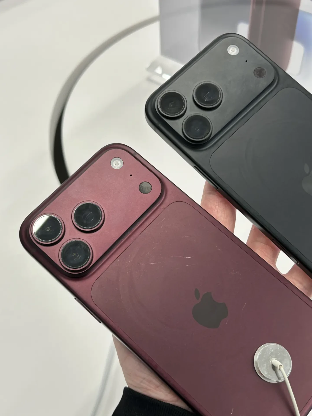 iPhone 18「掉漆变形门」对账:客服称未收到反馈,到店掉漆视频却播了6.2万——真重灾区是铝中框+深色,激活前验机、分渠道退换规则和6898元维修账一次算清