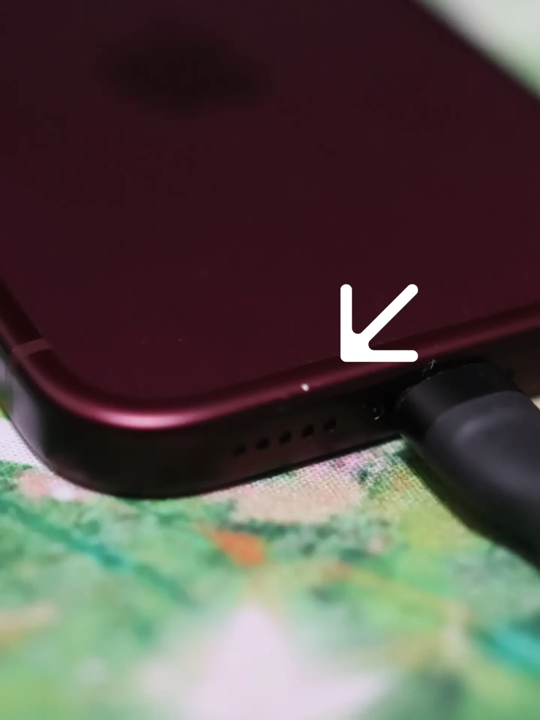iPhone 18「掉漆变形门」对账:客服称未收到反馈,到店掉漆视频却播了6.2万——真重灾区是铝中框+深色,激活前验机、分渠道退换规则和6898元维修账一次算清