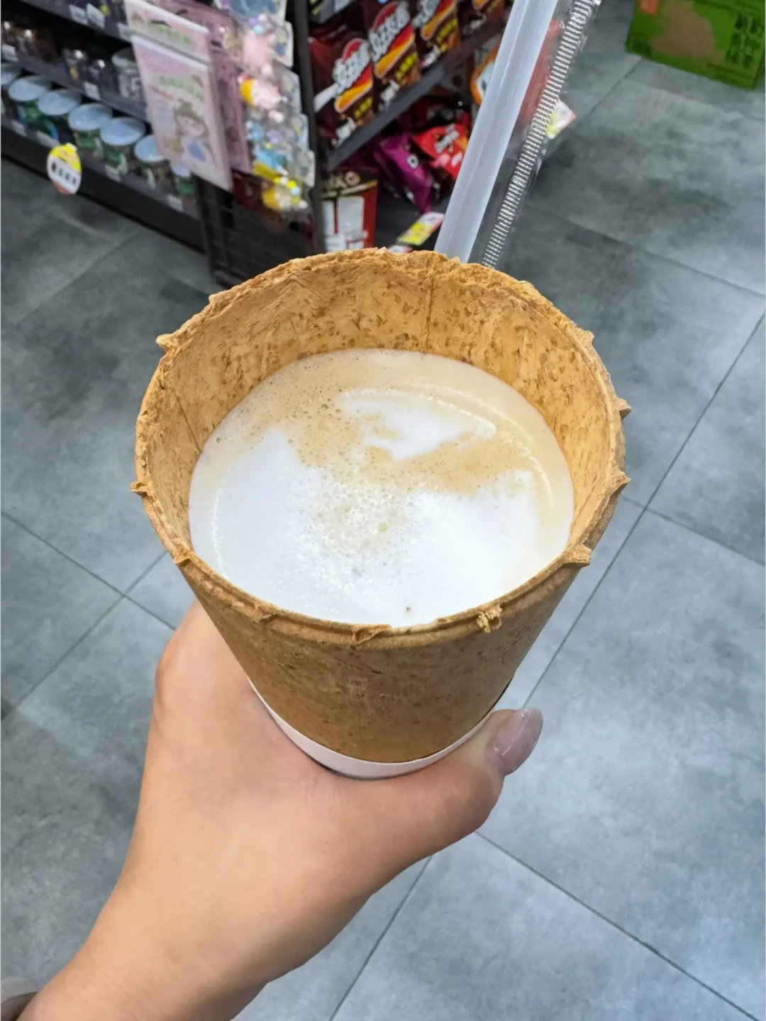 便利店的咖啡货架这周突然卷疯了:饼干杯0.01元到16元、DIY果咖2块9、唐久美式3块9毛5——价格梯、时效、踩坑三笔账我对完了,你再决定值不值得专门跑一趟