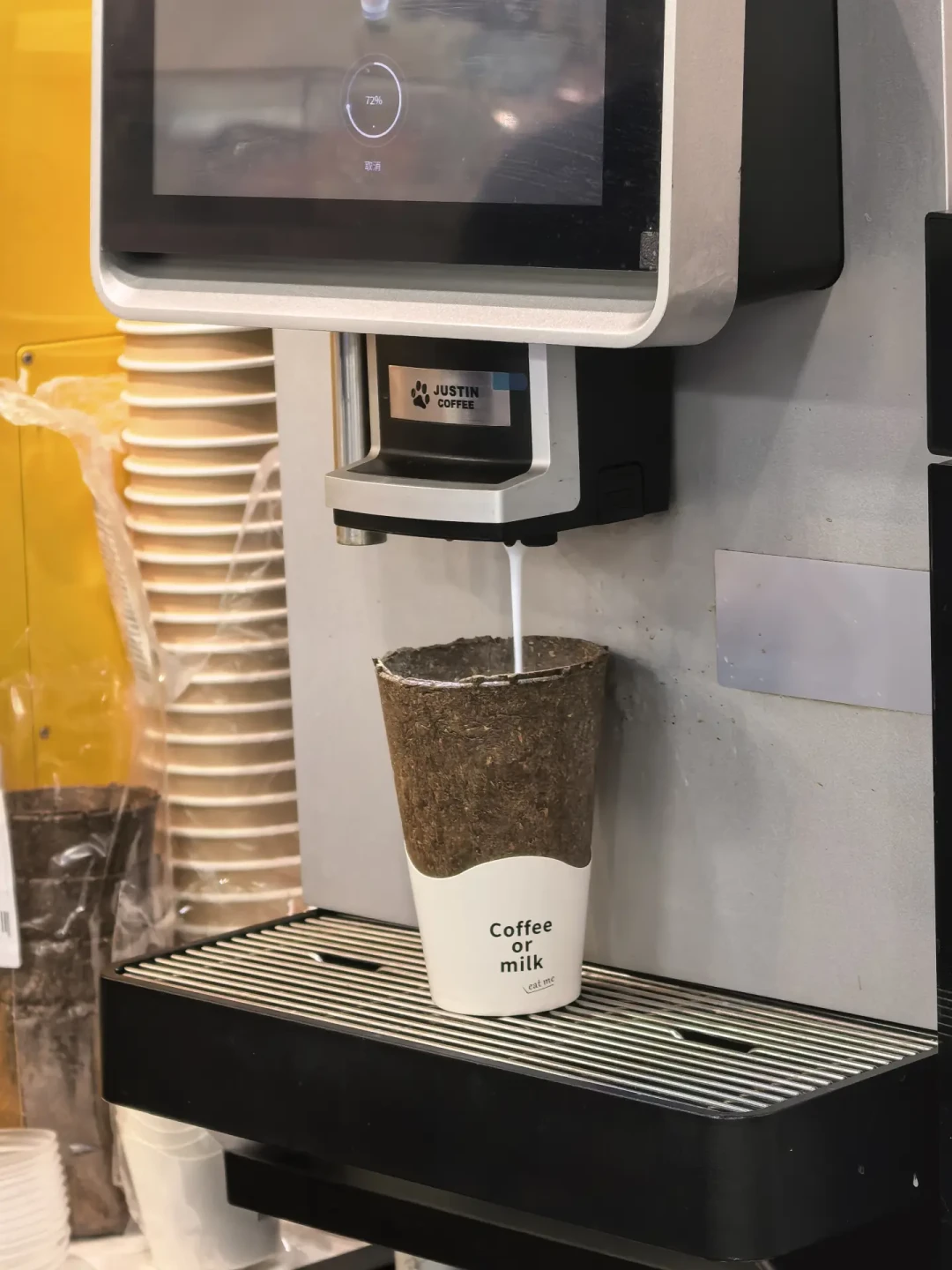 便利店的咖啡货架这周突然卷疯了:饼干杯0.01元到16元、DIY果咖2块9、唐久美式3块9毛5——价格梯、时效、踩坑三笔账我对完了,你再决定值不值得专门跑一趟
