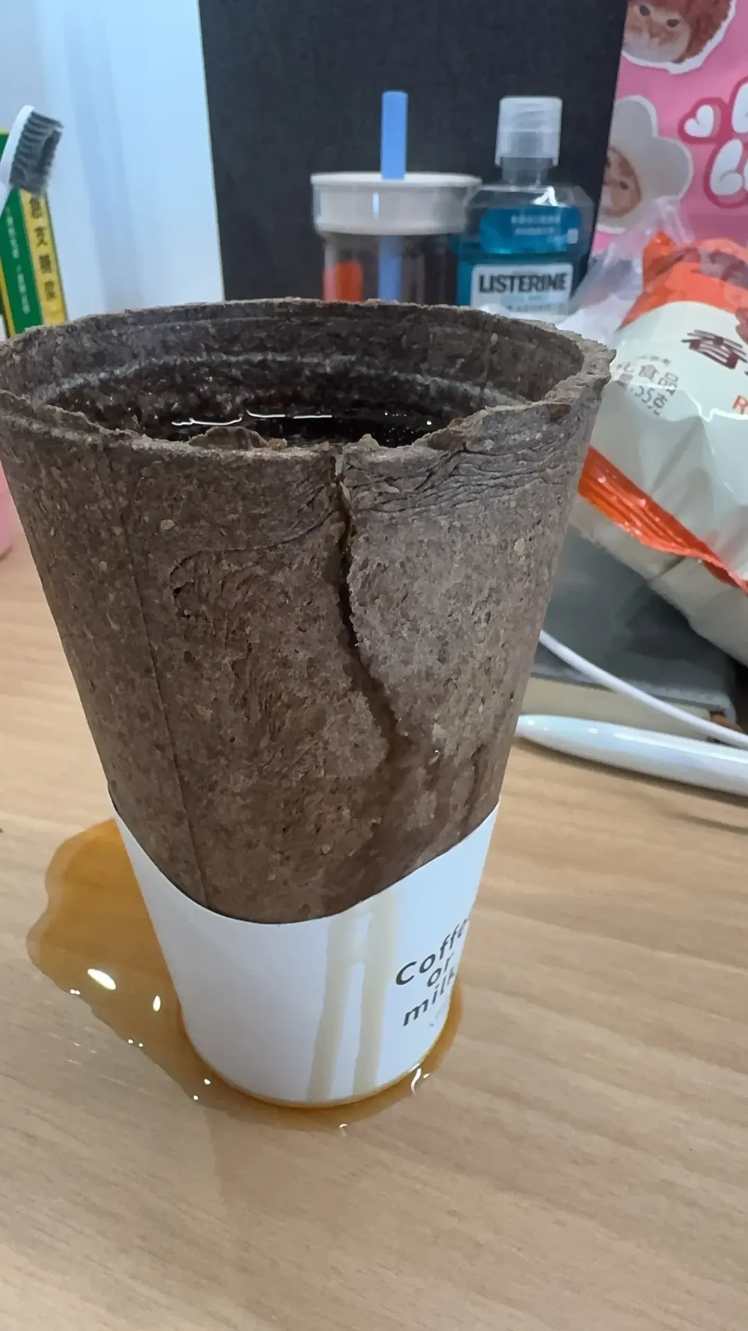 便利店的咖啡货架这周突然卷疯了:饼干杯0.01元到16元、DIY果咖2块9、唐久美式3块9毛5——价格梯、时效、踩坑三笔账我对完了,你再决定值不值得专门跑一趟