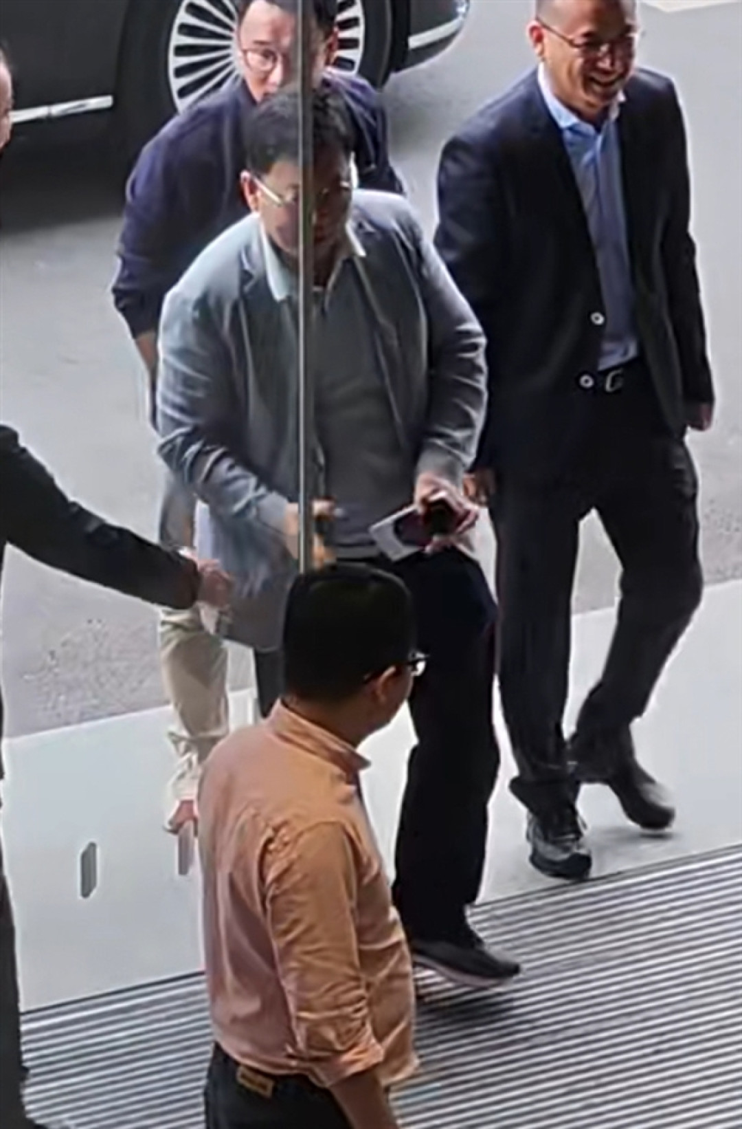 余承东不小心泄密!华为Mate 90系列真机偷跑:拼接式机身+圆形镜头