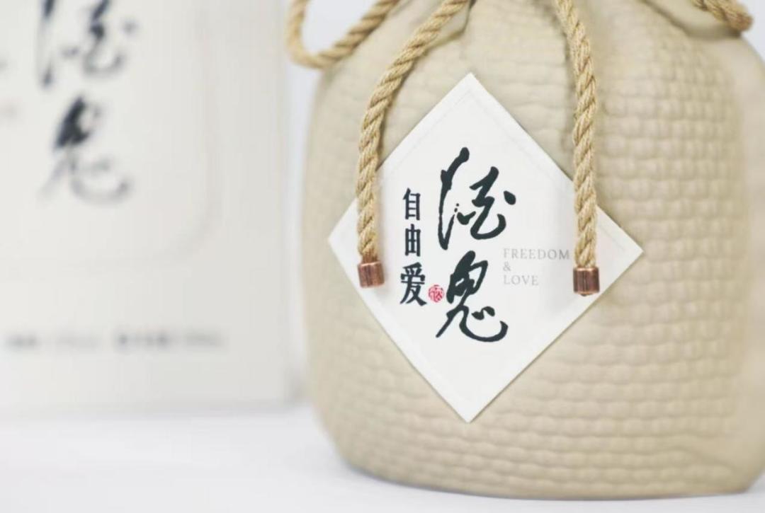 离中秋1天,酒鬼酒手里攥着两张价签:指导价1499的内参,批价钉死在565,停货挺价俩月没挺动,官方称「达到预期」;65块750ml的湘泉刚上胖东来,代购帖已经刷满屏——倒挂的内参捡不捡漏、65的湘泉值不值得试,价格账、口味账、真假账、渠道账我都核完了