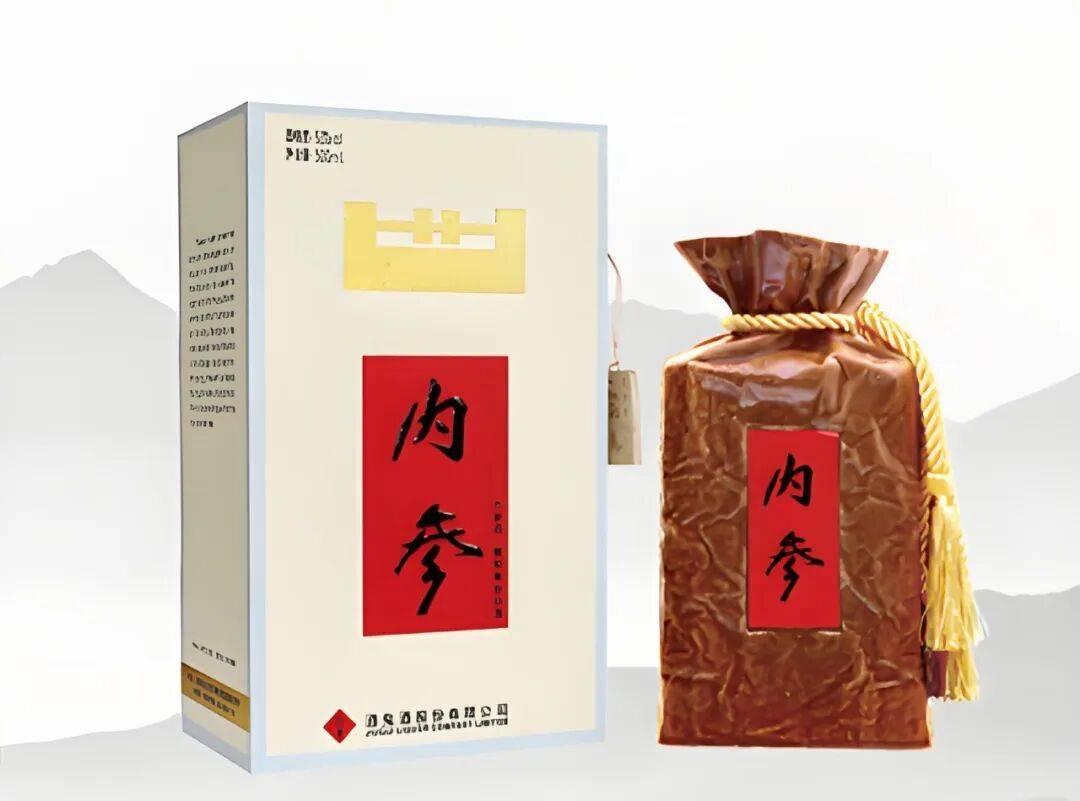 离中秋1天,酒鬼酒手里攥着两张价签:指导价1499的内参,批价钉死在565,停货挺价俩月没挺动,官方称「达到预期」;65块750ml的湘泉刚上胖东来,代购帖已经刷满屏——倒挂的内参捡不捡漏、65的湘泉值不值得试,价格账、口味账、真假账、渠道账我都核完了