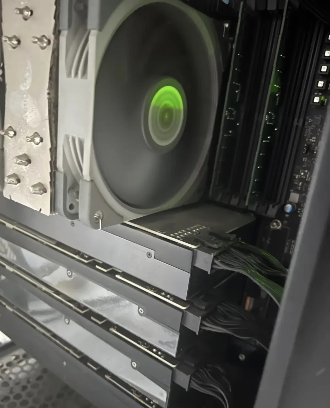 27B权重只有7.2GB,12G卡为何吃到10.8GB?显存对照表最大的误会就是只算权重——买卡前先把KV Cache和暂存区算完