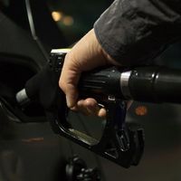 国内油价今晚上调,调控出手将涨幅压缩超一半,92号每升涨约0.31元