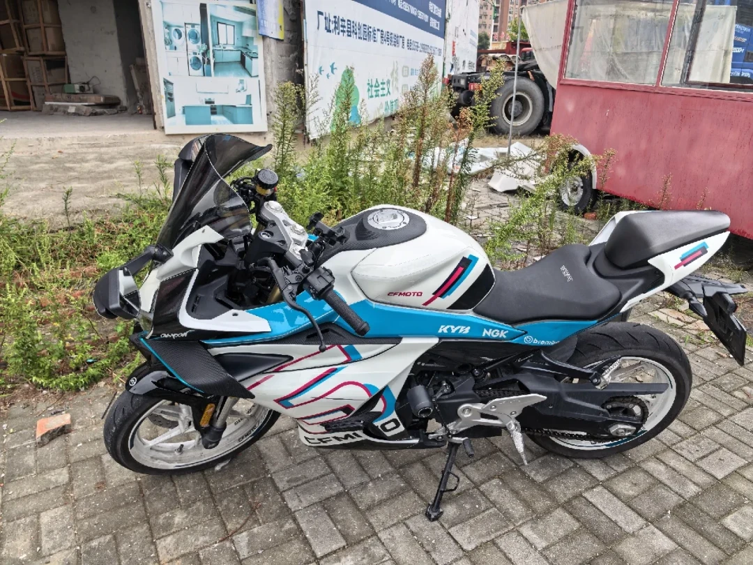 二手摩托踩踏开始了:车商收车只敢压两周、DR300两折出、Ninja400跌到1万出头——买新还是接二手,四本账我先替你算完