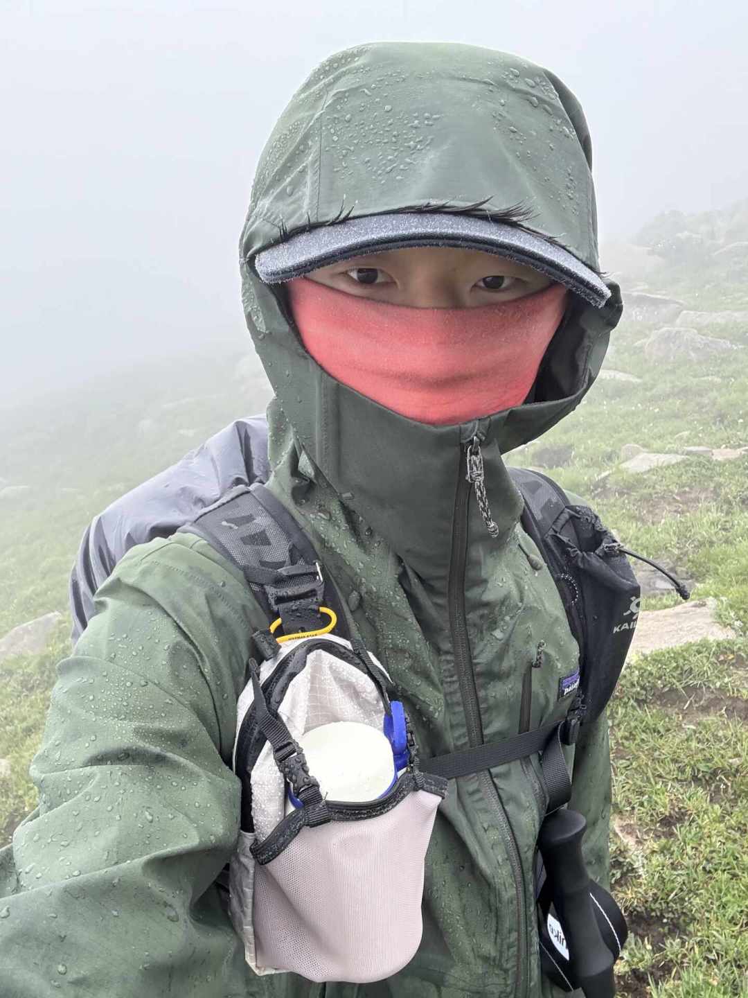 T3的「雨披声」是真的,G3两小时渗水也是真的:翻完几十篇巴塔硬壳战报,第一件冲锋衣的账一次算清