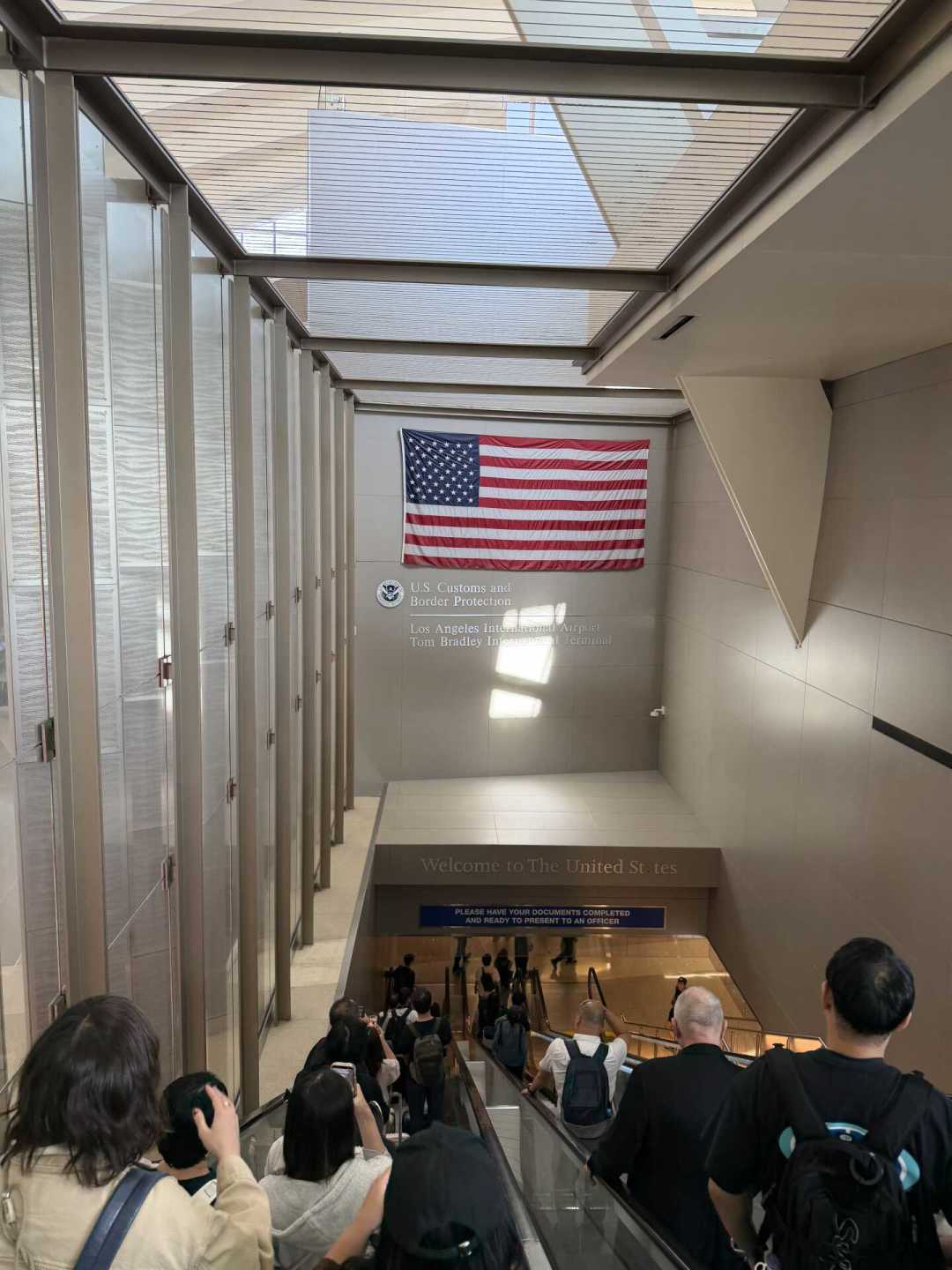 国庆赴美第一道卡口不是小黑屋,是值机柜台:把EVUS、问话、二次、申报四本账一次对完