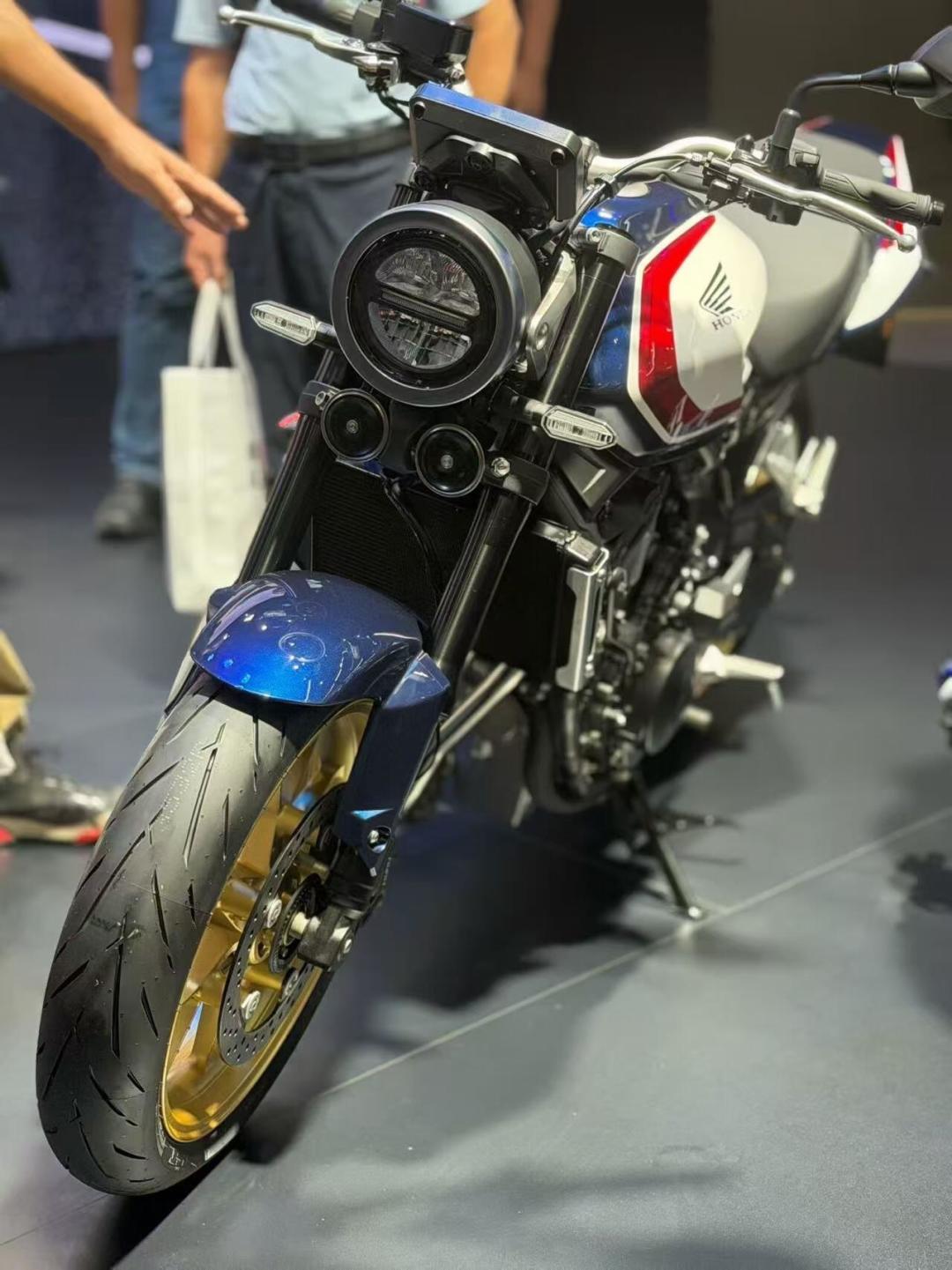 只贵500块、限量1000台、两天下订过半：CB500SF“十三姨涂装”把评论区吵成三拨人，各有一本账