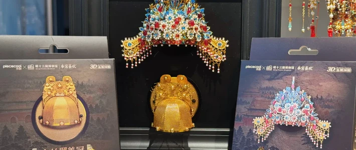 69元开售即吵翻：拼酷×明十三陵今天上了4款新贴，我把金属冰箱贴这两年的价签一枚枚捋了一遍