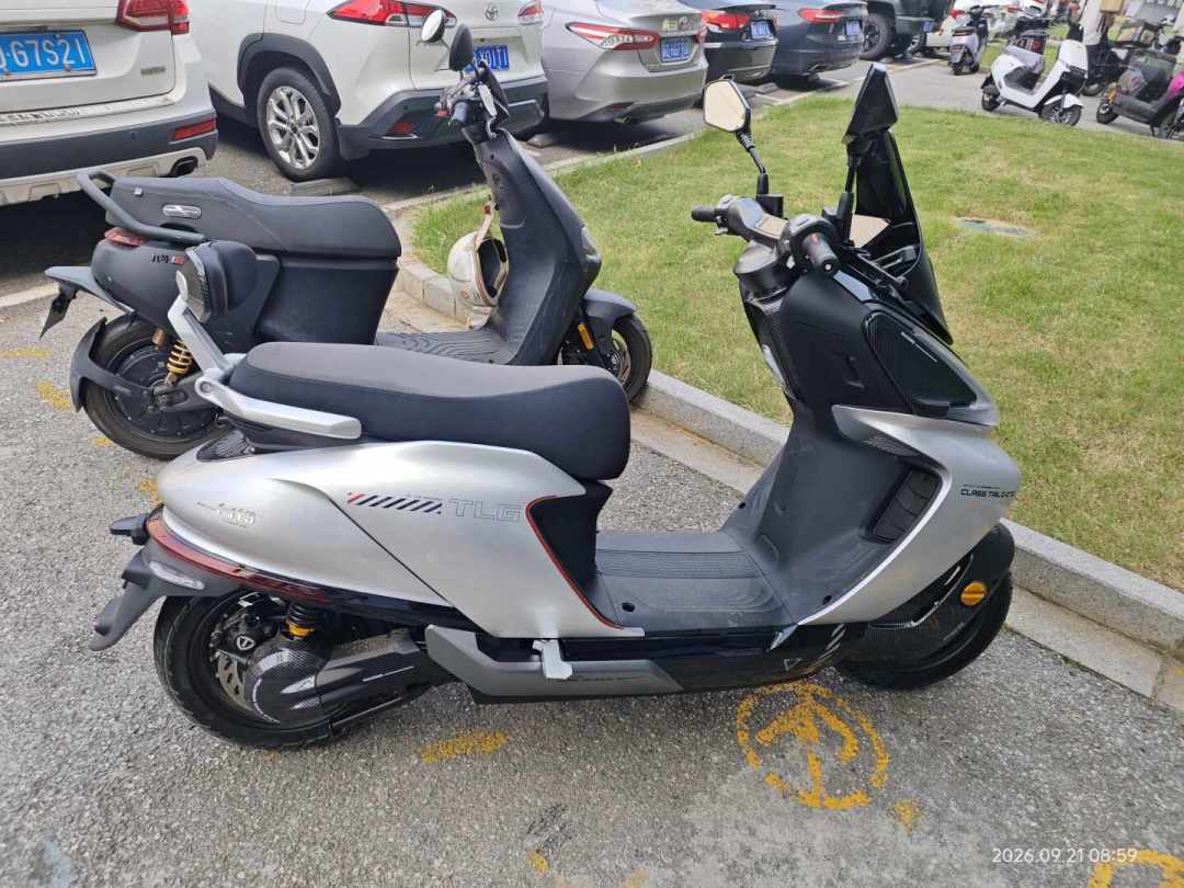 台铃飞火流星X9超充版对完账:14999的“汽车级快充”实测72分钟充满、家用充电器另掏599、桩还不一定让你插,交钱前先过这四关
