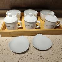 距中秋1天，茶圈的“杯子仗”进入终审：一半人说“同一泡茶换杯两个味”，一半人甩一句“高温釉化学惰性、窑气全是安慰剂”——对完4个合计约1.8万赞的知乎热帖及评论区、3篇审评标准口径帖、《茶经·四之器》原文与四平台约150条抽样帖，4派1张谱系、8句逐句判、5个真实变量、1张价格账、3类人行动卡、5条红线，明天中秋头一杯茶斟出去前一次说清