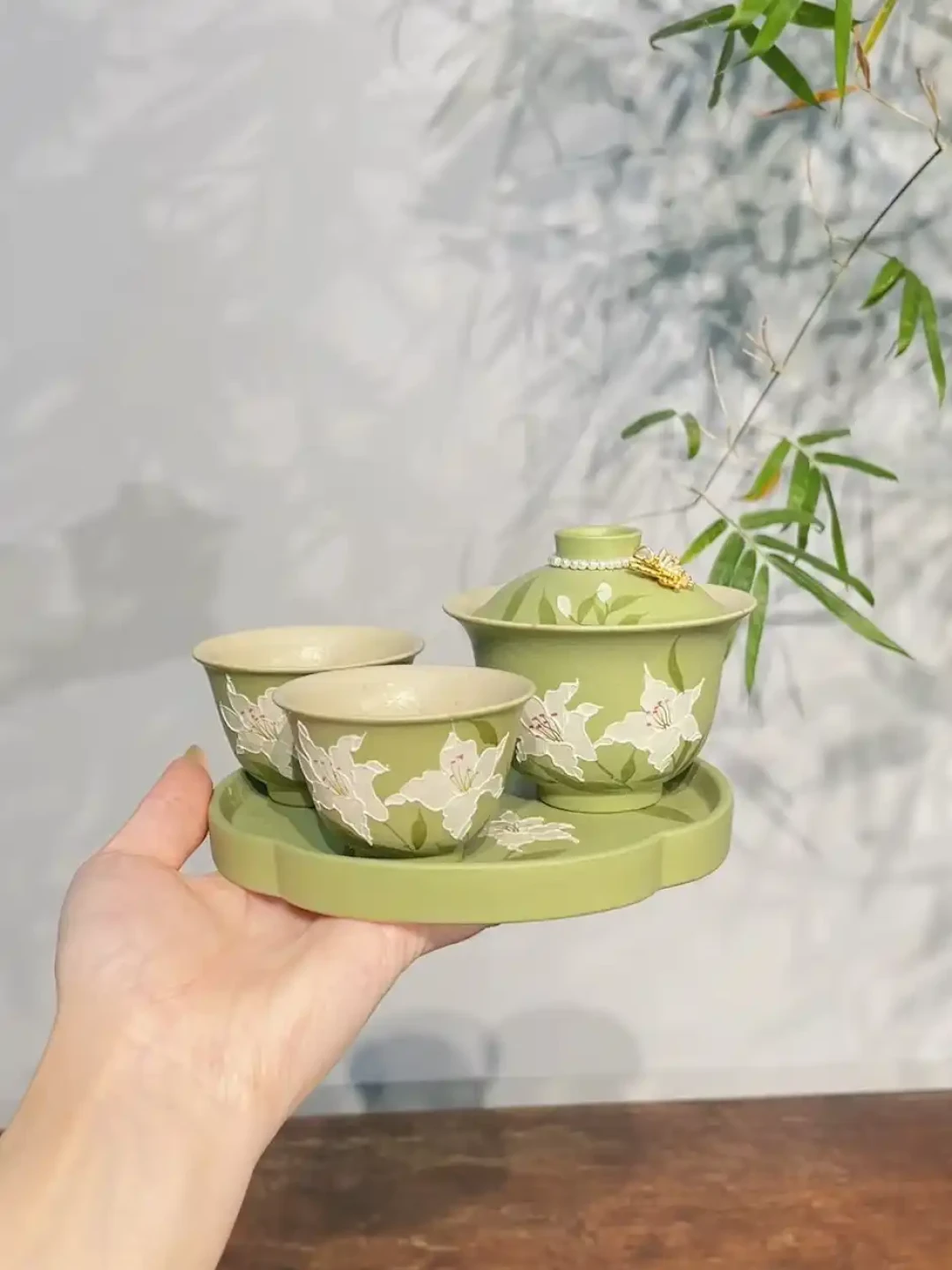 距中秋1天，茶圈的“杯子仗”进入终审：一半人说“同一泡茶换杯两个味”，一半人甩一句“高温釉化学惰性、窑气全是安慰剂”——对完4个合计约1.8万赞的知乎热帖及评论区、3篇审评标准口径帖、《茶经·四之器》原文与四平台约150条抽样帖，4派1张谱系、8句逐句判、5个真实变量、1张价格账、3类人行动卡、5条红线，明天中秋头一杯茶斟出去前一次说清