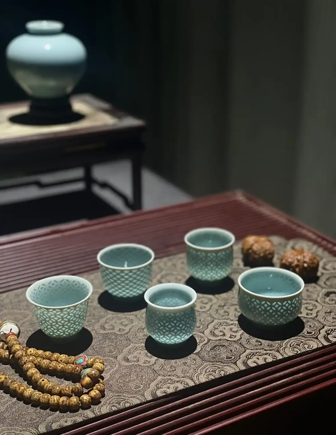 距中秋1天，茶圈的“杯子仗”进入终审：一半人说“同一泡茶换杯两个味”，一半人甩一句“高温釉化学惰性、窑气全是安慰剂”——对完4个合计约1.8万赞的知乎热帖及评论区、3篇审评标准口径帖、《茶经·四之器》原文与四平台约150条抽样帖，4派1张谱系、8句逐句判、5个真实变量、1张价格账、3类人行动卡、5条红线，明天中秋头一杯茶斟出去前一次说清