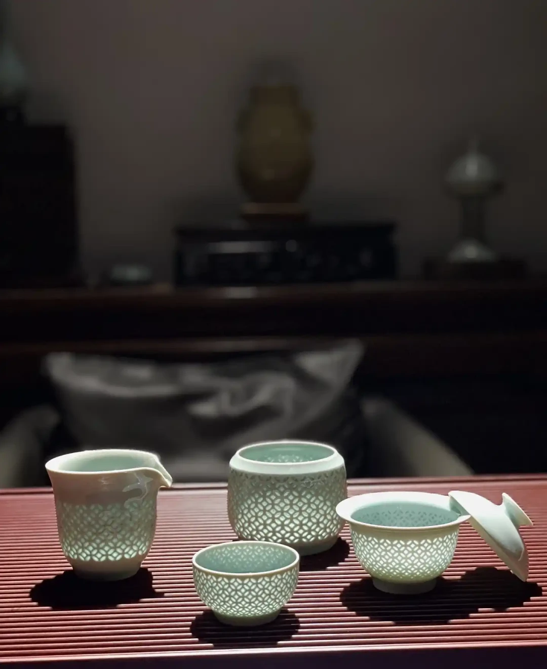 距中秋1天，茶圈的“杯子仗”进入终审：一半人说“同一泡茶换杯两个味”，一半人甩一句“高温釉化学惰性、窑气全是安慰剂”——对完4个合计约1.8万赞的知乎热帖及评论区、3篇审评标准口径帖、《茶经·四之器》原文与四平台约150条抽样帖，4派1张谱系、8句逐句判、5个真实变量、1张价格账、3类人行动卡、5条红线，明天中秋头一杯茶斟出去前一次说清