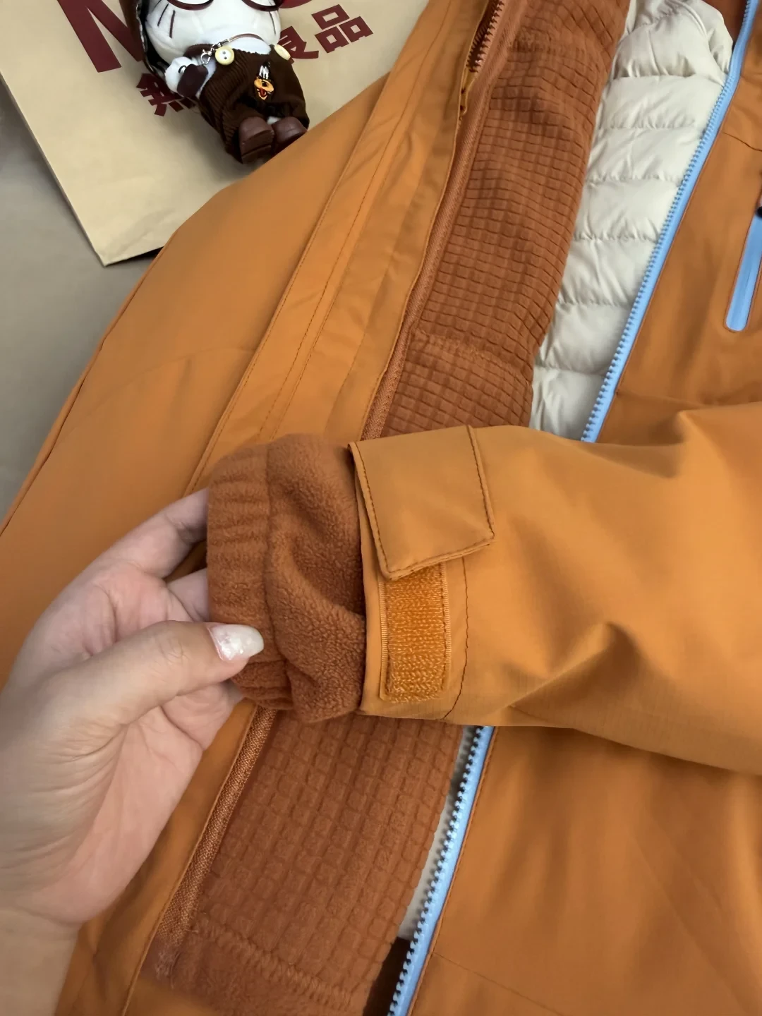 同一件骆驼3514三天花出六个价、前排“作业”是进群引流模板:拆完这场直播“五折”,凑单价其实是四件事