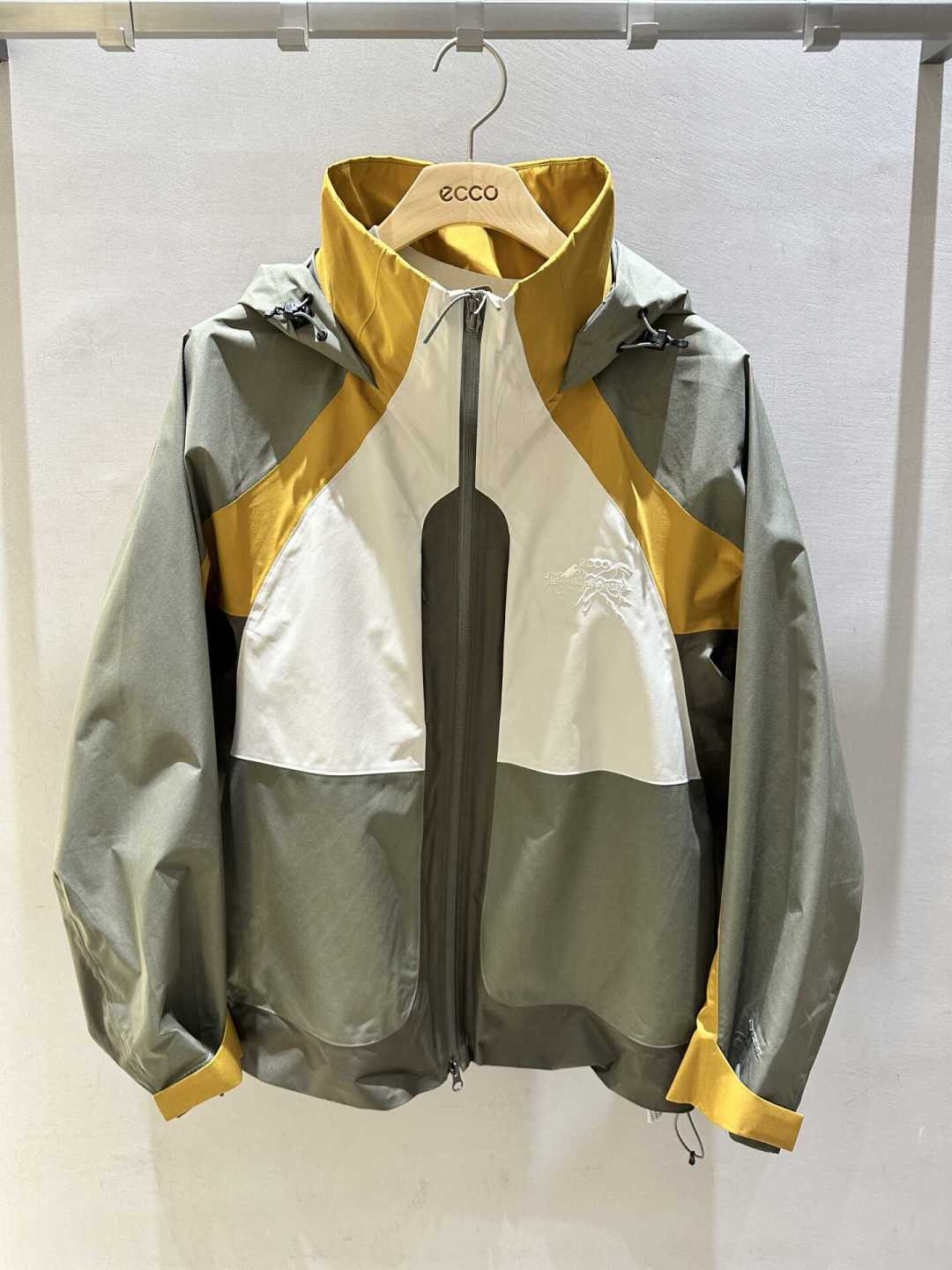「爱步什么时候开始卖衣服了」:专柜硬壳4800+、软壳两件8折2700,我翻完明星同款、门店折扣和评论区,把该不该买捋清楚了