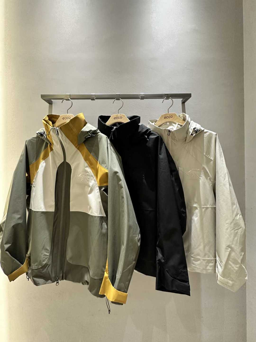 「爱步什么时候开始卖衣服了」:专柜硬壳4800+、软壳两件8折2700,我翻完明星同款、门店折扣和评论区,把该不该买捋清楚了