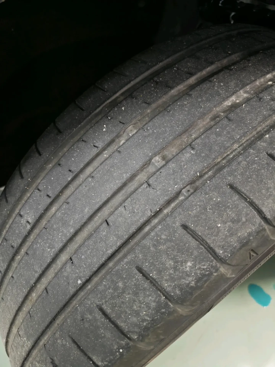 007GT磨到露钢丝的是米其林，海豹的原厂马牌只跑了4.9万：电车换第二套胎前，先把驱动轴、价签、载重指数三本账对完