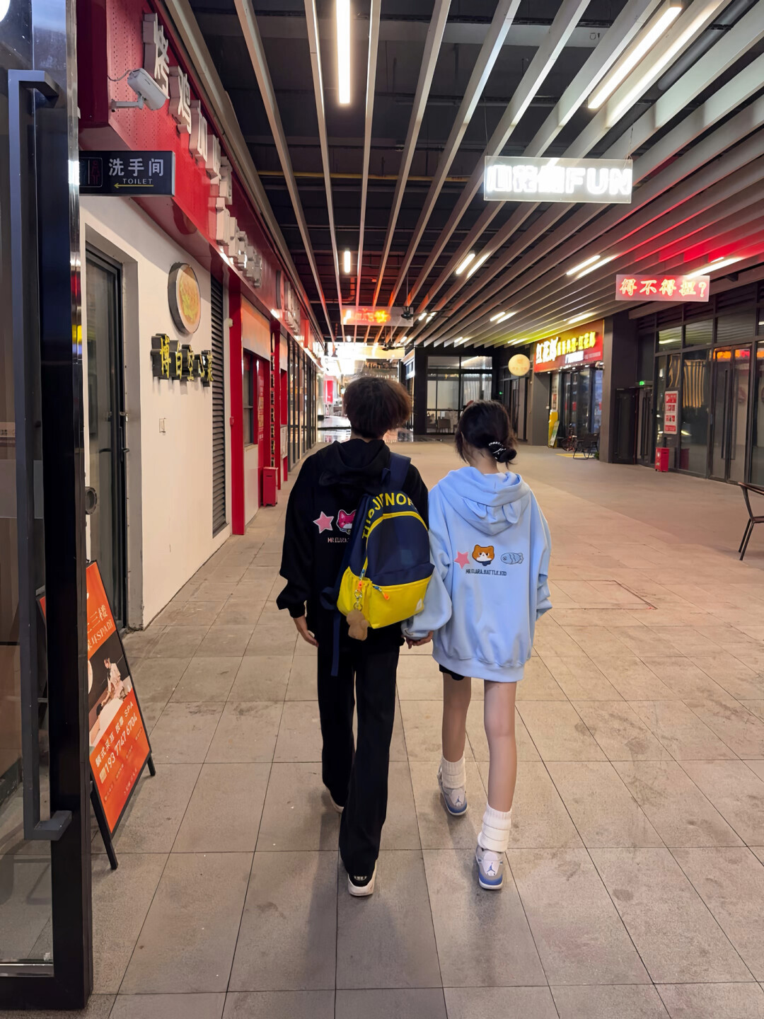 “大多数情侣看似亲密其实根本不熟”热帖1.2万赞、热评第一1634赞说“深聊后连朋友都不会选”:翻完371条评论的三派自我诊断和知乎边界感疏离感之争,国庆8天24小时相处之前,先把表露、回应、边界三本账算清