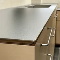工厂说"几千一套阿尔托风橱柜"，评论区挖出实价"按米2开头"：对完同一工厂账号的三连发帖和"只在直播拉"的抽屉、3028赞的海洋板七宗罪、业主实测的"柜门别超2米"、今天一天刷了4篇的知乎板材软文和"4万vs10万+"的手搓账，我把这波阿尔托风拆成1张归一化到米的价梯、1张五路线适配表、1套买板四连验、1条门板风险线和付定金前钉死的5句话