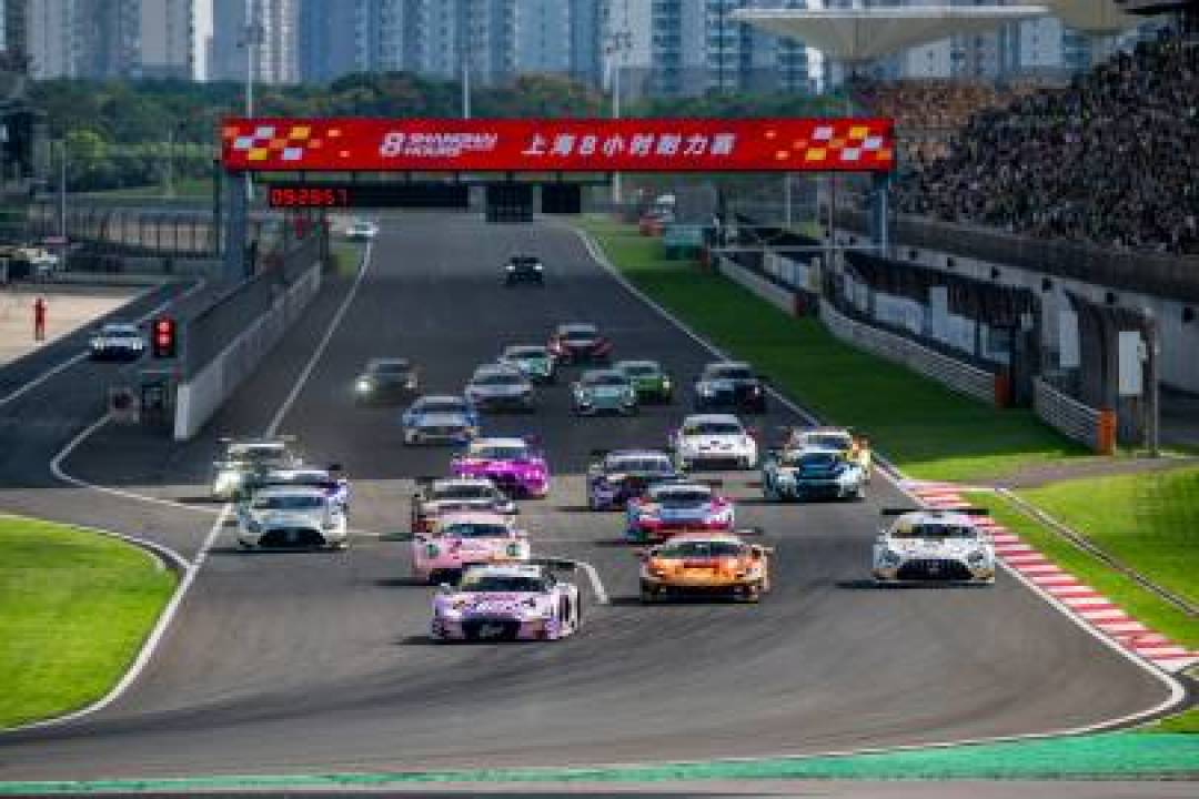 上海8小时中秋当天开跑、F1巴库同周末开打：赛车最能出圈的周末，第一次下赛道的人先把4档门槛对完、5个坑避完再报名