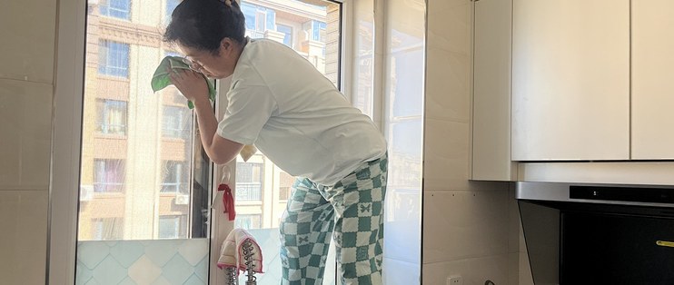 亲戚都不走动了，长辈还催我打扫，没想到擦玻璃才是最解压的活