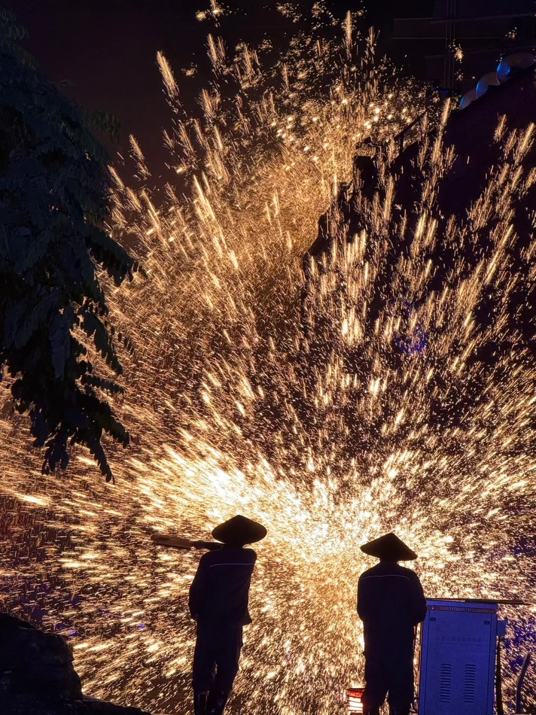 双节进万岁山，“代约”别买：打铁花、三打祝家庄预约全免费，放号时间、平替和园内动线一次算清