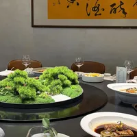 离中秋1天，宁波39岁男子半斤白酒下肚突发心梗：他只呕吐、没胸痛——医生说「大量饮酒会麻痹痛觉神经，心脏的疼痛信号被直接掩盖」；半斤≈膳食指南每日上限的5~7倍，小红书那颗「全程清醒」的解酒糖NIAAA早辟过谣——明天家宴，症状账、酒量账、解酒账我替你算齐了