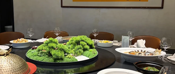 离中秋1天，宁波39岁男子半斤白酒下肚突发心梗：他只呕吐、没胸痛——医生说「大量饮酒会麻痹痛觉神经，心脏的疼痛信号被直接掩盖」；半斤≈膳食指南每日上限的5~7倍，小红书那颗「全程清醒」的解酒糖NIAAA早辟过谣——明天家宴，症状账、酒量账、解酒账我替你算齐了