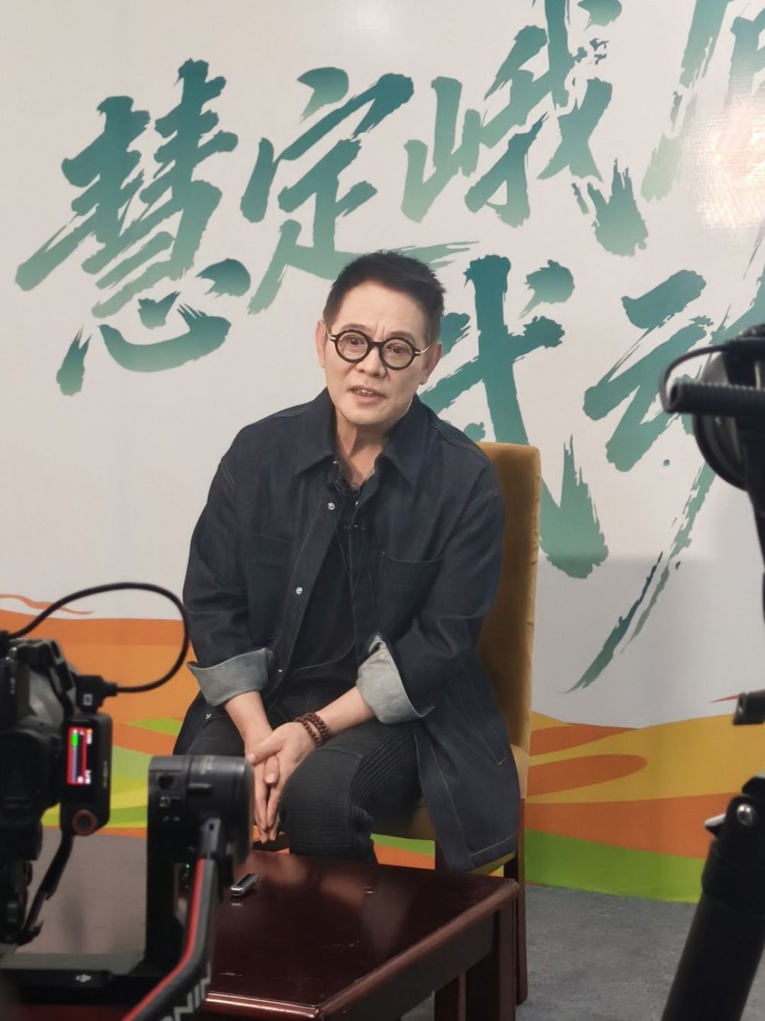 贾静雯说“我不会理这个男生”,高圆圆说“他脑子有病”:全网忙着吐槽张无忌,我把八版《倚天》对完账——金庸真认证的那版,不在两大粉丝阵营里