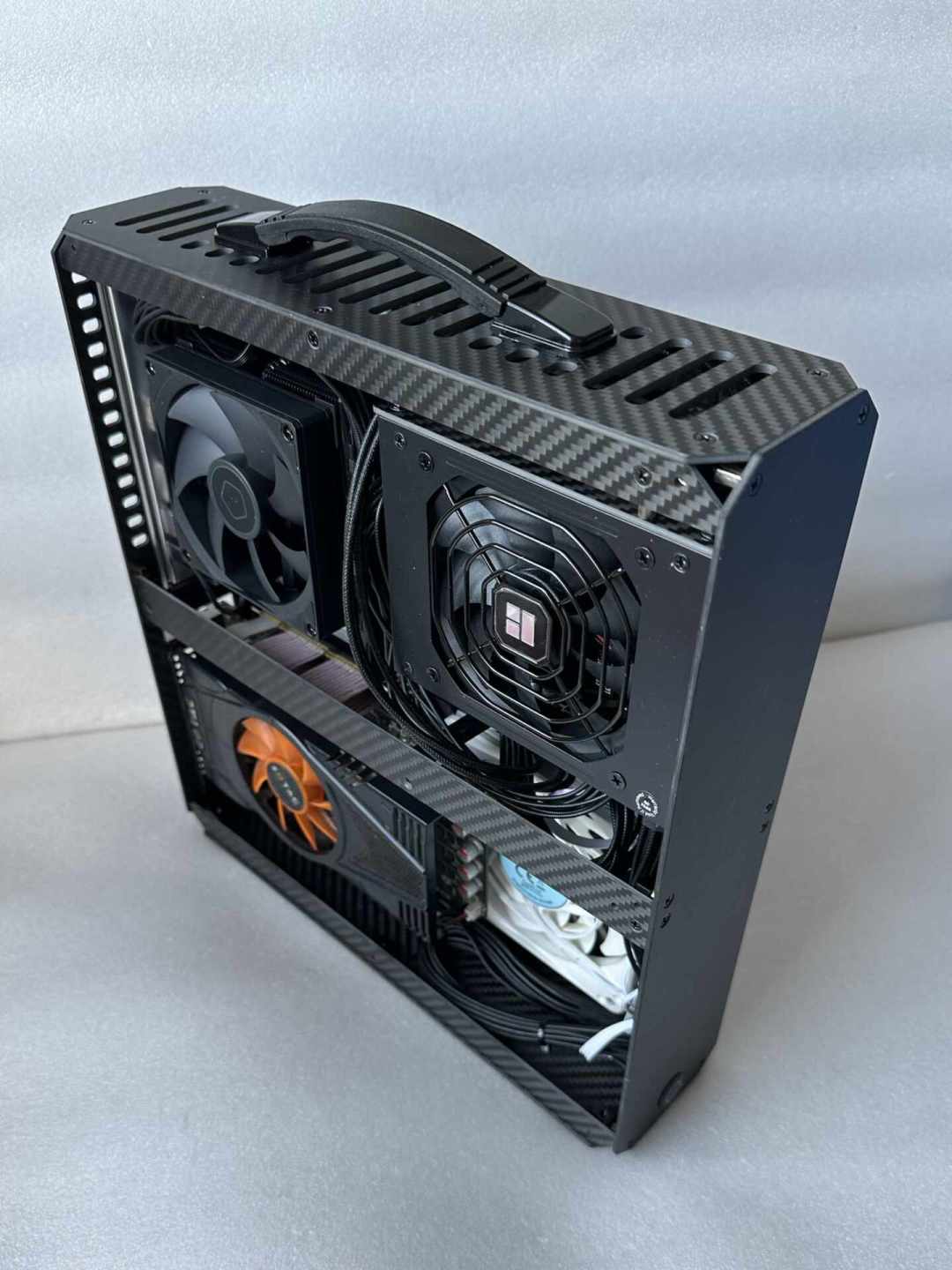 262万播放的3D打印机箱、790元的铝团单：这个9月，ITX玩家开始自己造机箱